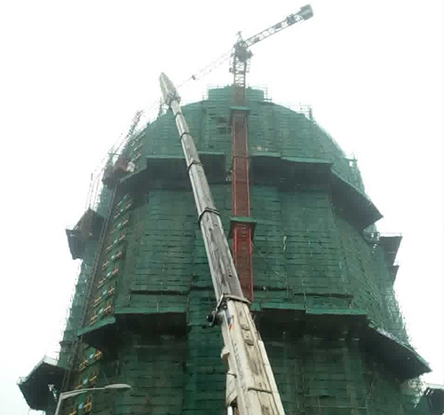 青白江吊车在工地上作业